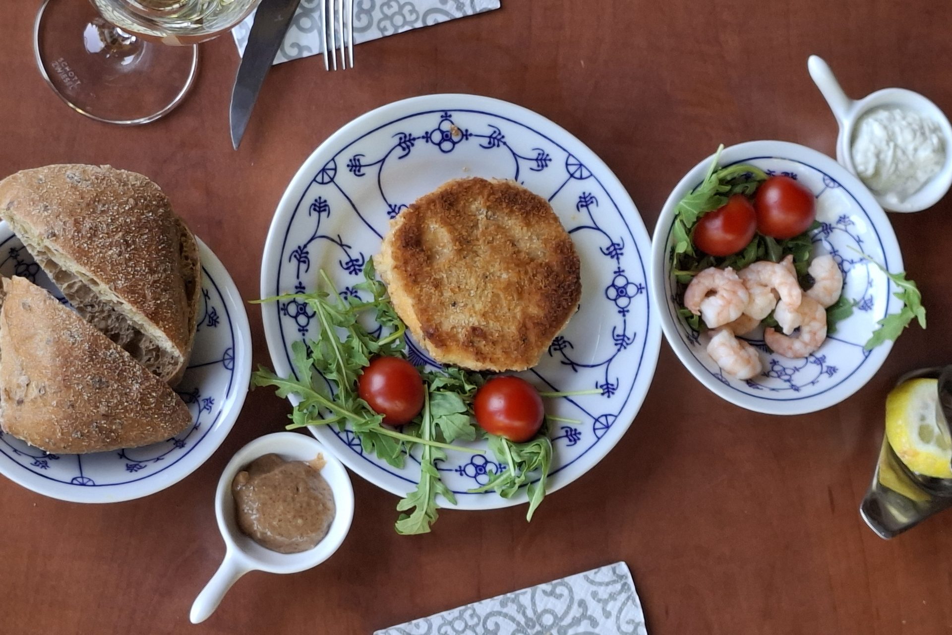 Vorspeisen und Salate am gedeckten Tisch