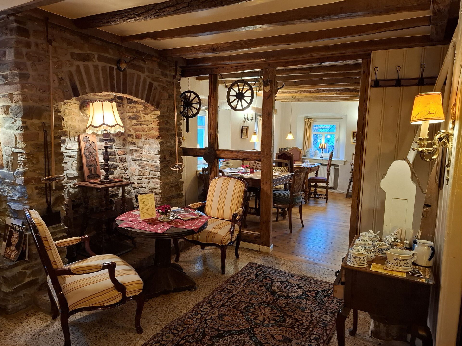 Café-Gästeraum im ehemaligen Esszimmer von Tante Luise